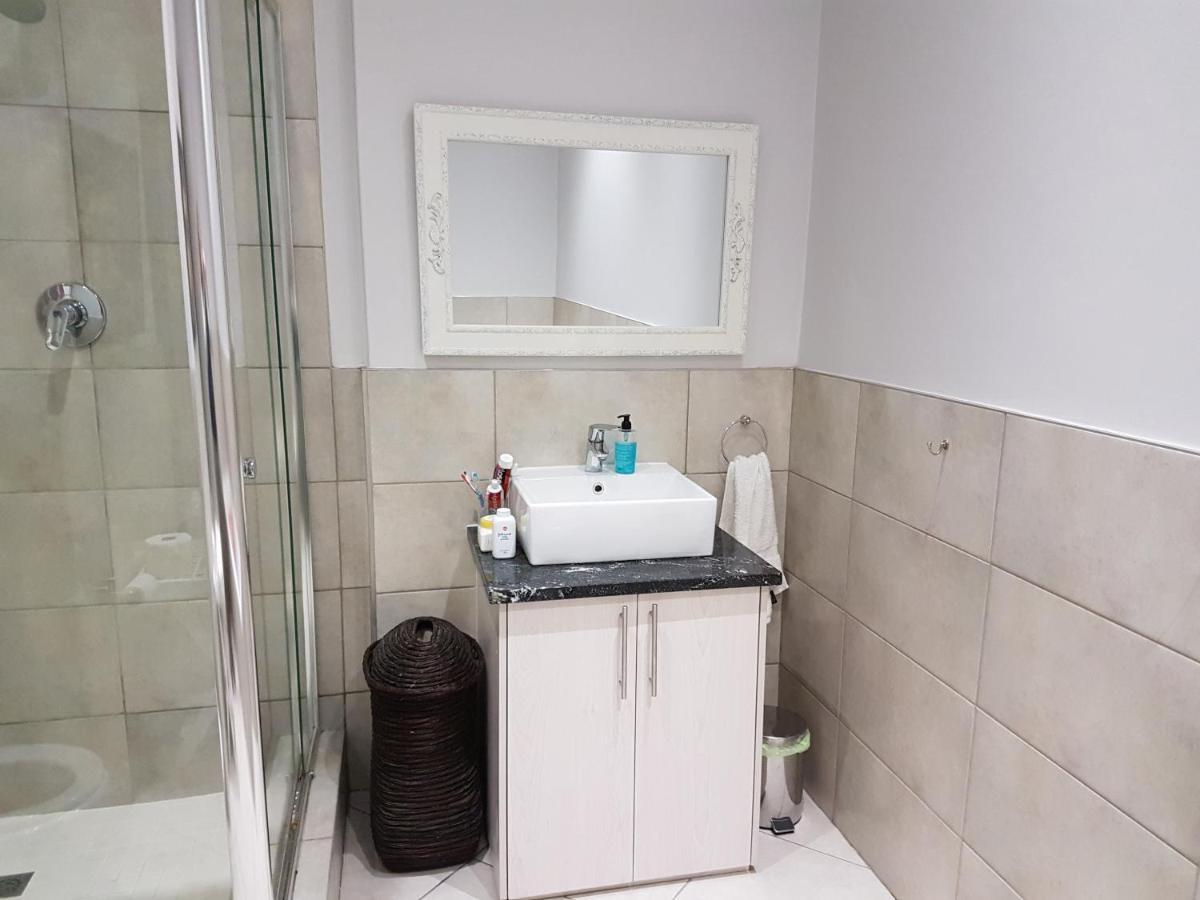 Modern, Centrally Located Dorp Street Apartment Stellenbosch Extérieur photo